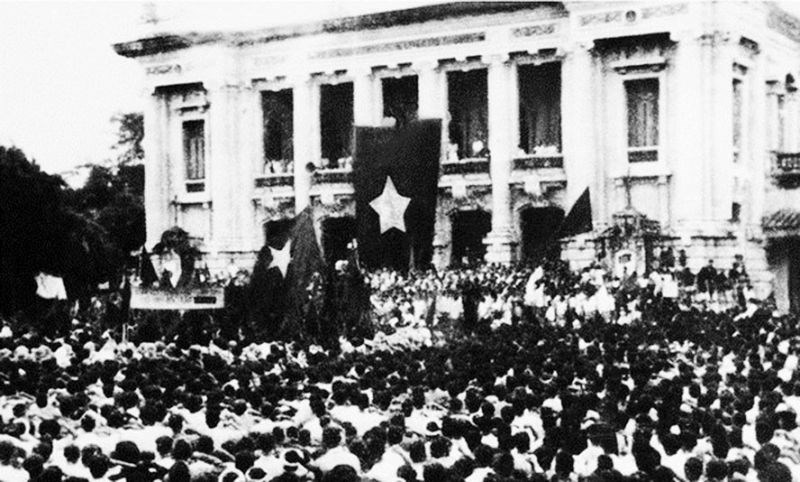 Cuộc mít tinh phát động khởi nghĩa giành chính quyền do Mặt trận Việt Minh tổ chức tại Nhà hát Lớn Hà Nội ngày 19-8-1945. Ảnh tư liệu
