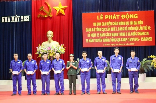 Đồng chí Trần Thị Mai Hạnh trao khen thưởng tập thể, cá nhân Z183 trong Lễ phát động thi đua dịp tháng 6/2020. (Ảnh: HNV)