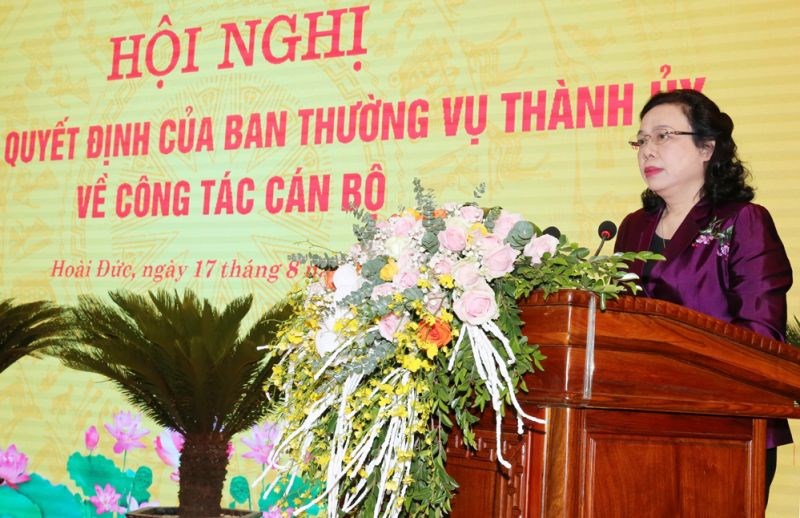 Phó Bí thư Thường trực Thành ủy Ngô Thị Thanh Hằng phát biểu giao nhiệm vụ cho đồng chí Nguyễn Quang Đức.