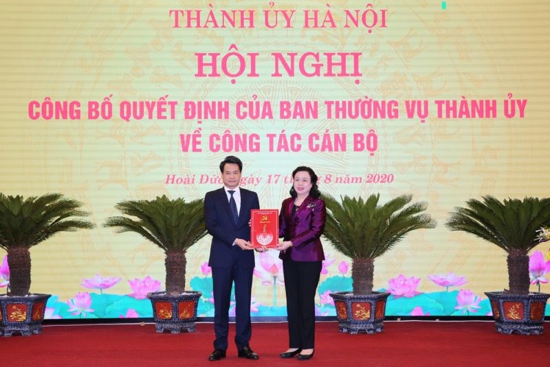 Phó Bí thư Thường trực Thành ủy Ngô Thị Thanh Hằng trao quyết định cho đồng chí Nguyễn Quang Đức tại Huyện ủy Hoài Đức.
