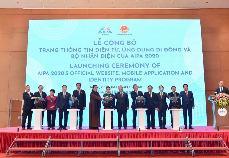 Chủ tịch Quốc hội Nguyễn Thị Kim Ngân và các đại biểu bấm nút khởi động Trang Thông tin điện tử, Ứng dụng trên thiết bị di động của Năm Chủ tịch AIPA 2020. Ảnh: VGP/Đoàn Bắc