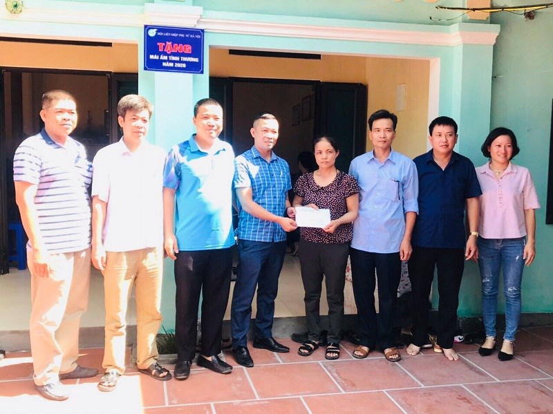 Các đồng chí đại diện Đảng ủy - HĐND - UBND - UBMTTQ và Hội đoàn thể xã Tả Thanh Oai tặng quà hội viên Lê Thị Thúy