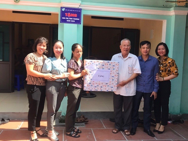 Chị Nguyễn Thị Thoa xúc động và cảm ơn sự quan tâm của tổ chức Hội và các đoàn thể chính quyền địa phương đã hỗ trợ gia đình chị có căn nhà mới