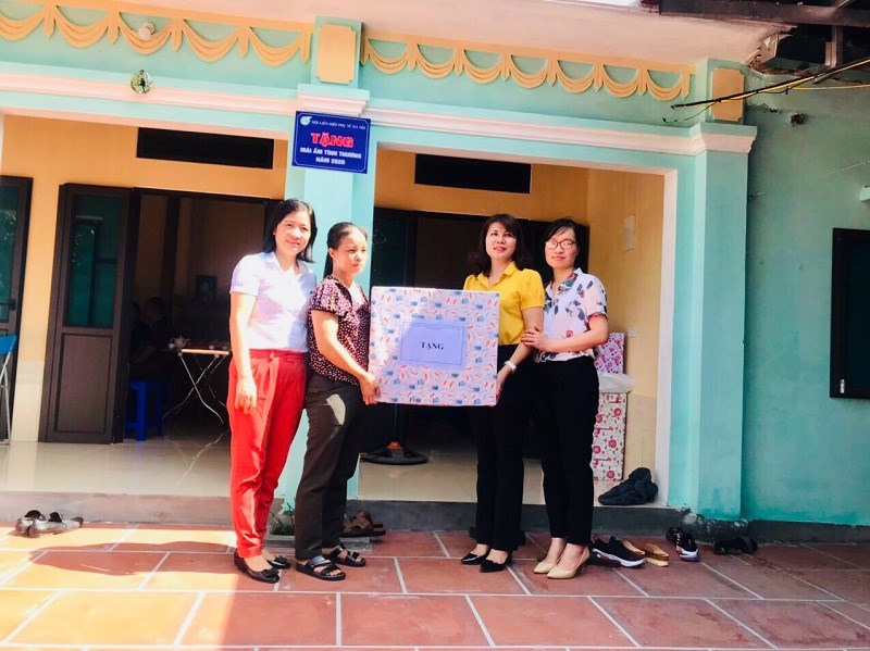Hội LHPN huyện Thanh Trì tặng quà cho gia đình chị Thoa