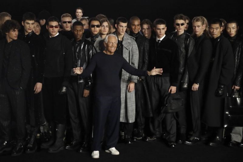 Nhà thiết kế Giorgio Armani (giữa).Giorgio Armani, Fendi, Prada và Versace đều sẽ trở lại Tuần lễ thời trang Milan