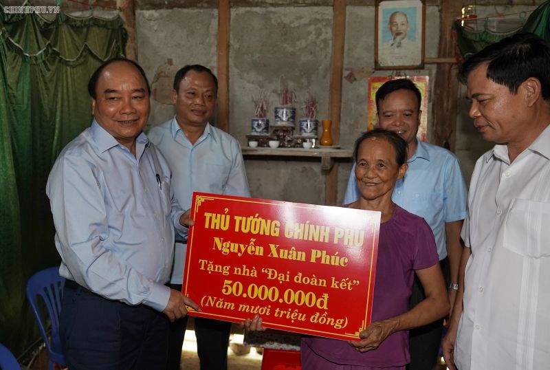 Thủ tướng Nguyễn Xuân Phúc thăm hỏi, trao tặng 2 nhà “Đại đoàn kết” cho hộ nghèo, hộ gia đình chính sách của tỉnh Bắc Kạn, ngày 24/08/2019. Ảnh VGP