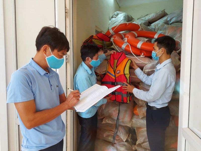 Lực lượng chức năng huyện Phúc Thọ kiểm tra chất lượng vật tư phục vụ công tác phòng, chống thiên tai.