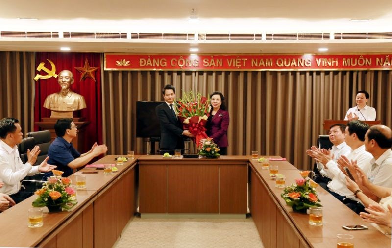 Phó Bí thư Thường trực Thành ủy Hà Nội Ngô Thị Thanh Hằng tặng hoa chúc mừng đồng chí Nguyễn Quang Đức tại Ban Nội chính Thành ủy.