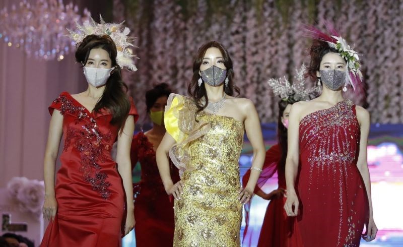 Người mẫu tự tin thả dáng trên sàn catwalk cùng món phụ kiện thời trang mới trong thời dịch bệnh