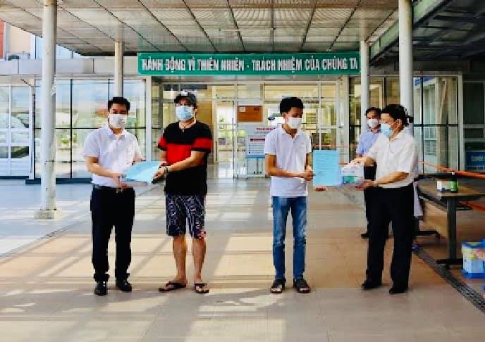 Hai bệnh nhân nam được công bố khỏi bệnh sáng nay tại BVĐK TW Quảng Nam.