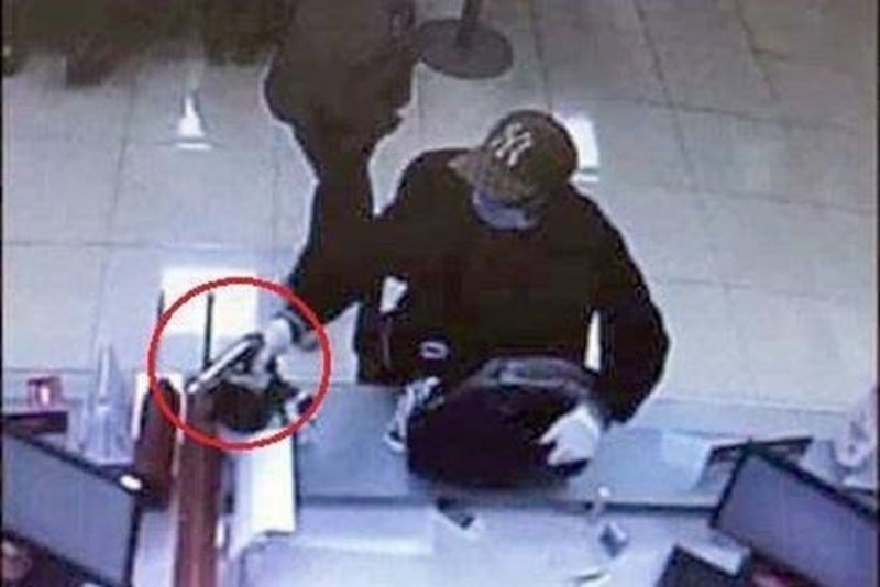 Camera ghi lại hình ảnh Trung cầm súng, yêu cầu nhân viên ngân hàng đưa tiền