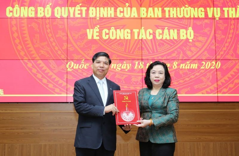 Phó Bí thư Thường trực Thành ủy Ngô Thị Thanh Hằng trao quyết định cho đồng chí Đỗ Huy Chiến.