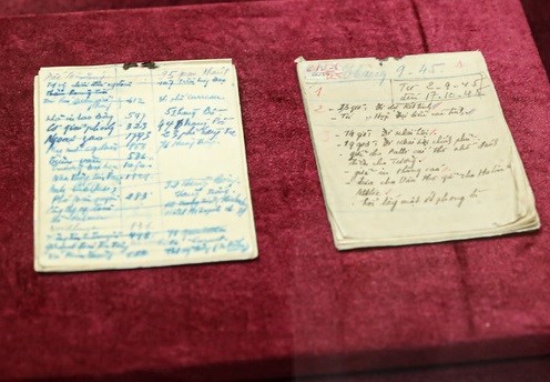 Lần đầu tiên, tại Trưng bày giới thiệu hai cuốn sổ tay ghi chép các công việc của Chủ tịch Hồ Chí Minh từ 2/9/1945 đến 17/10/1945. Ảnh: VGP/Nhật Nam