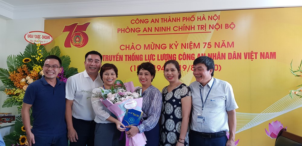 Ban Biên tập Báo Phụ nữ Thủ đô chúc mừng lãnh đạo và chiến sỹ Phòng An ninh Chính trị nội bộ (Công an nhân dân thành phố Hà Nội).