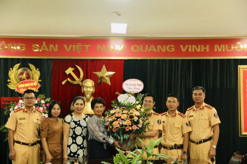 Ban Biên tập Báo Phụ nữ Thủ đô chúc mừng lãnh đạo và chiến sỹ Phòng Cảnh sát Giao thông (Công an nhân dân thành phố Hà Nội).