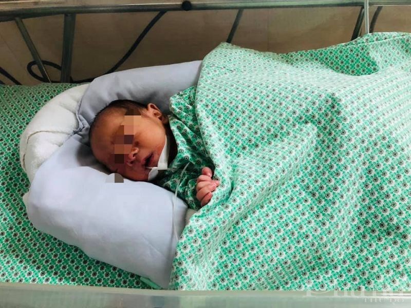 Em bé bị bỏ rơi ở Gia Lâm đang được điều trị, chăm sóc tích cực tại BV Đa khoa Xanh Pôn.