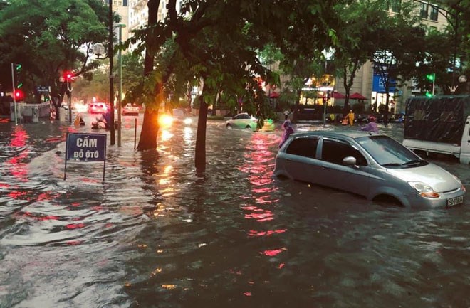 Mưa lớn gây ngập nhiều tuyến phố tại Hà Nội. Ảnh chụp chiều tối 17-8.