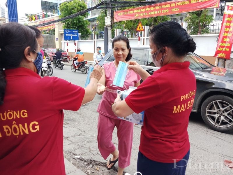 Cán bộ hội viên phụ nữ phường Mai Động phát khẩu trang cho người dân