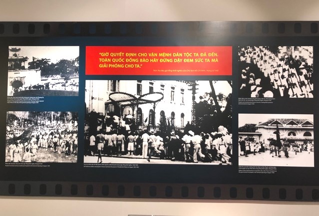 Những hình ảnh lịch sử trong ngày Tổng khởi nghĩa 19/8/1945 được trưng bày tại Triển lãm. Ảnh: VGP/Nhật Nam