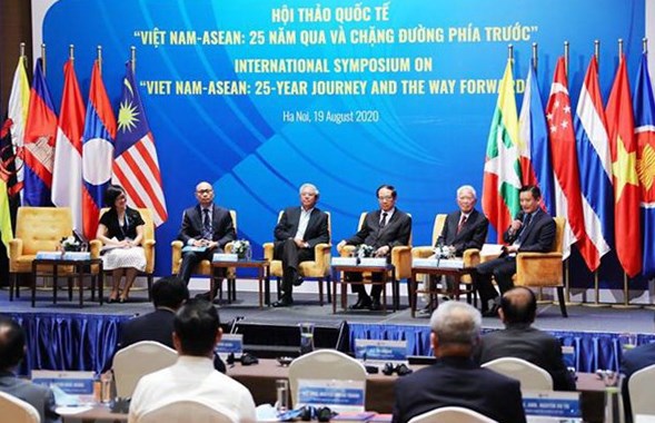 Các đại biểu, chuyên gia dự phiên thứ nhất với nội dung ASEAN-Việt Nam: 25 năm qua và chặng đường phía trước. (Ảnh: Lâm Khánh/TTXVN)