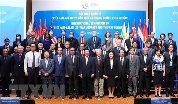 Phó Thủ tướng, Bộ trưởng Bộ Ngoại giao Phạm Bình Minh và các đại biểu dự hội thảo. (Ảnh: Lâm Khánh/TTXVN)