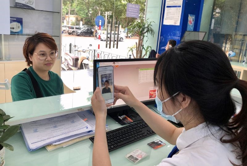 Nhân viên VinaPhone tại Hà Nội thực hiện chụp ảnh bằng AI sinh trắc học để đăng ký thông tin cho khách hàng.
