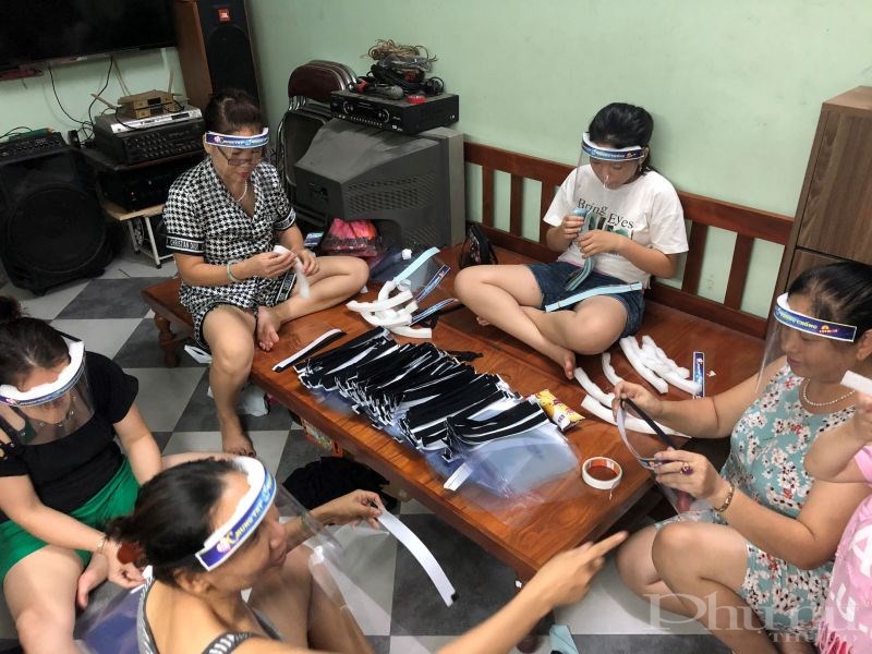 Cán bộ hội viên phụ nữ Hoàng Mai tiếp tục sản xuất mũ chắn giọt bắn gửi tặng cho thành phố Đà Nẵng