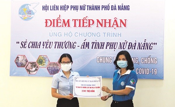 Hội LHPN thành phố Đà Nẵng tiếp nhận số tiền ủng hộ 100 triệu đồng của cán bộ, hội viên phụ nữ Thủ đô.
