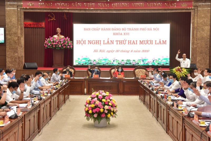 Các đại biểu biểu quyết thông qua chương trình Hội nghị lần thứ hai mươi lăm Ban Chấp hành Đảng bộ thành phố Hà Nội khoá XVI.