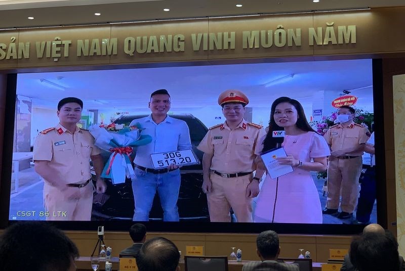 Phòng CSGT Hà Nội trao biển số ô tô cho anh Nguyễn Việt Hưng - công dân đầu tiên thực hiện thành công dịch vụ công thứ 1.000 trên Cổng DVCQG
