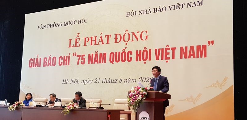 Đồng chí Hồ Quang Lợi, Phó Chủ tịch Thường trực Hội Nhà báo Việt Nam, Đồng Trưởng ban Tổ chức Giải báo chí “75 năm Quốc hội Việt Nam” phát biểu tại buổi lễ.