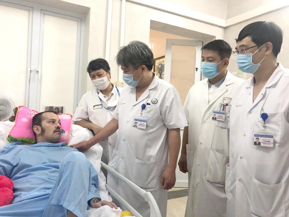 Y bác sĩ bệnh viện Việt Đức thăm hỏi bệnh nhân J trong quá trình điều trị tại bệnh viện.