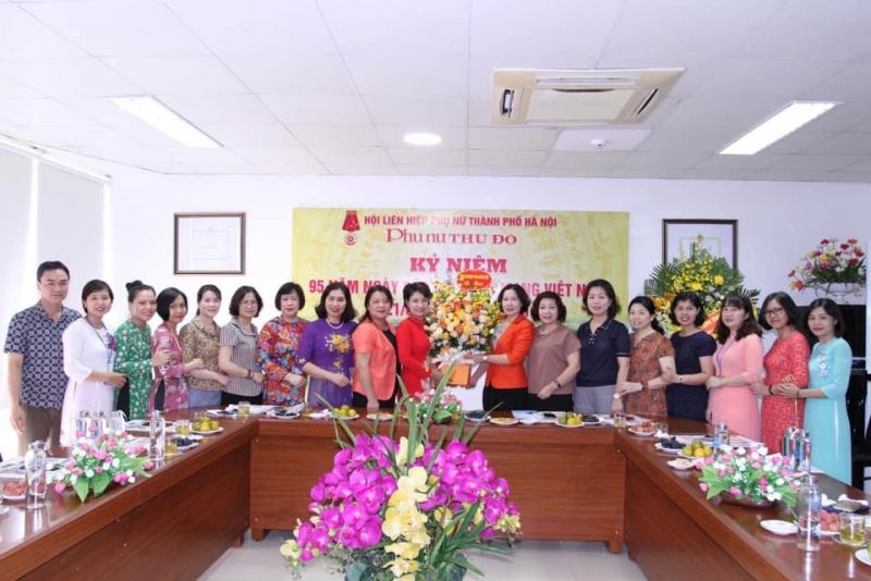 Lãnh đạo Hội LHPN Hà Nội chúc mừng Báo Phụ nữ Thủ đô nhân 90 năm ngày Báo chí Cách mạng Việt Nam 21-6.