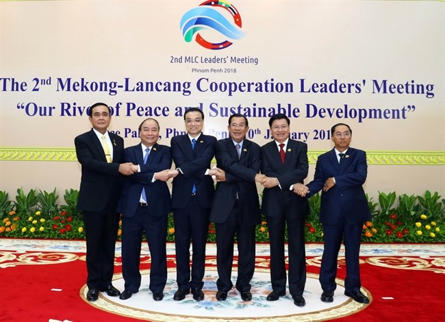 Các nhà lãnh đạo quốc gia 6 nước thành viên tại Hội nghị cấp cao hợp tác Mê Kông - Lan Thương lần thứ hai (Phnom Penh, Campuchia).