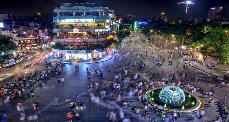 Không gian đi bộ Hồ Hoàn Kiếm trung bình ban ngày thu hút khoảng 3.000-5.000 người, buổi tối từ 15.000-20.000 người đến vui chơi, giải trí. Ảnh minh họa