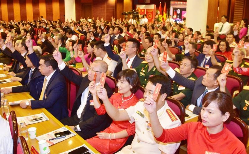 Các đại biểu biểu quyết thông qua danh sách nhân sự bầu Ban Chấp hành Đại hội đại biểu lần thứ XXVI (nhiệm kỳ 2020-2025) Đảng bộ quận Ba Đình, ngày 3-6-2020. Ảnh: Viết Thành