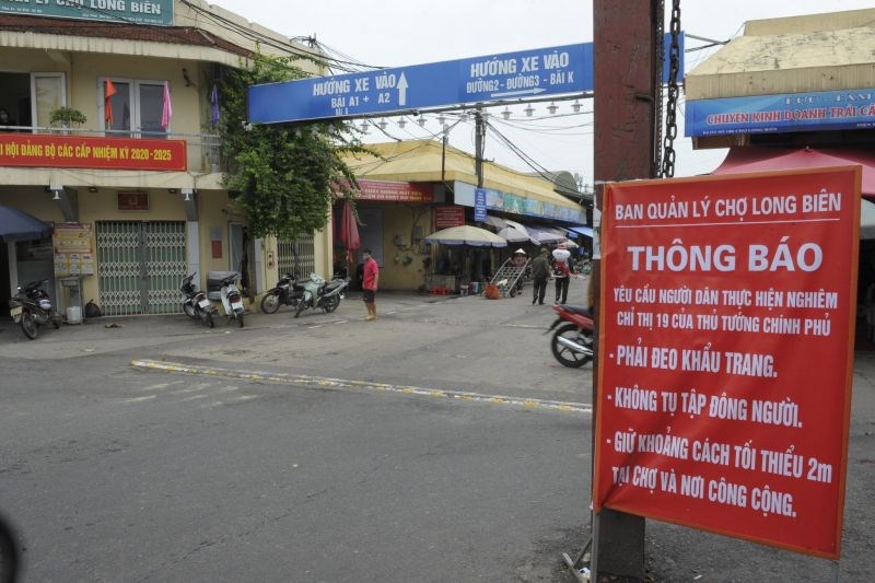Nhiều biện pháp phòng, chống dịch bệnh đã được thực hiện đảm bảo cho hàng trăm lượt người, phương tiện đến mua bán hàng ngày tại chợ Long Biên
