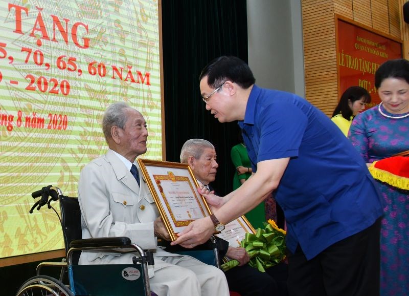 Bí thư Thành ủy Hà Nội trao Huy hiệu Đảng cho các đồng chí tại quận Hoàn Kiếm