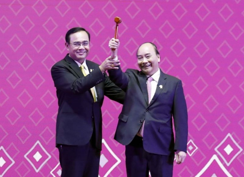 Thủ tướng Nguyễn Xuân Phúc nhận búa Chủ tịch ASEAN từ Thủ tướng Thái Lan Prayut Chan-o-cha.