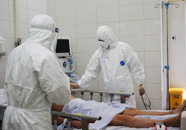 BS Trần Thanh Linh thăm khám cho các bệnh nhân mắc Covid-19 nặng đang điều trị tại Đà Nẵng.