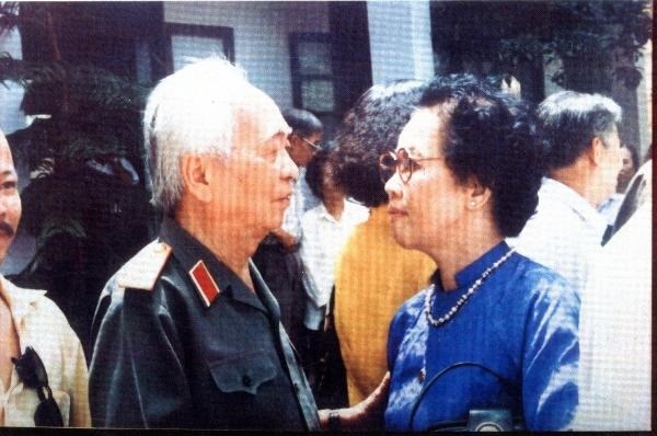 Cụ Thái Tiên gặp cố Đại tướng Võ Nguyễn Giáp trong một lần gặp mặt truyền thống của Đoàn thanh niên cứu quốc Thành Hoàng Diệu