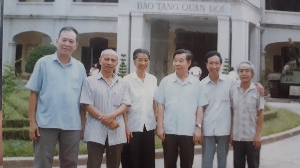 Cụ Lê Đức Vân (thứ ba từ trái sang) cùng các đồng chí Đoàn thanh niên cứu quốc Thành Hoàng Diệu