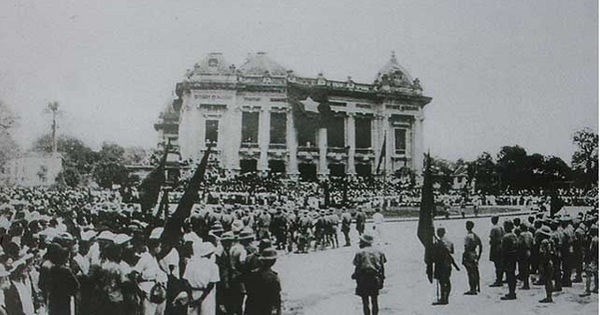 Cuộc mít-tinh phát động khởi nghĩa giành chính quyền do Mặt trận Việt Minh tổ chức tại Nhà hát Lớn Hà Nội ngày 19/8/1945	(ảnh tư liệu)