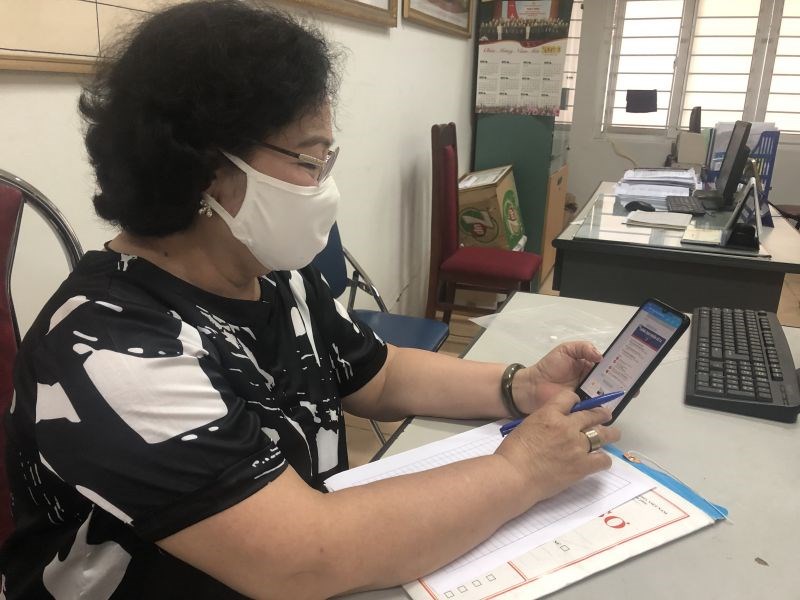 Bà Thúy đang kiểm tra tình hình phòng, chống dịch Covid-19 trên địa bàn phường Quan Hoa qua nhóm Zalo của phường