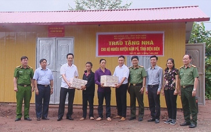 Lãnh đạo Bộ Công an, Tập đoàn Điện lực Việt Nam và đại diện chính quyền bàn giao nhà cho gia đình anh Giàng A Chu, tại bản Nậm Thà Là, xã Pa Tần.