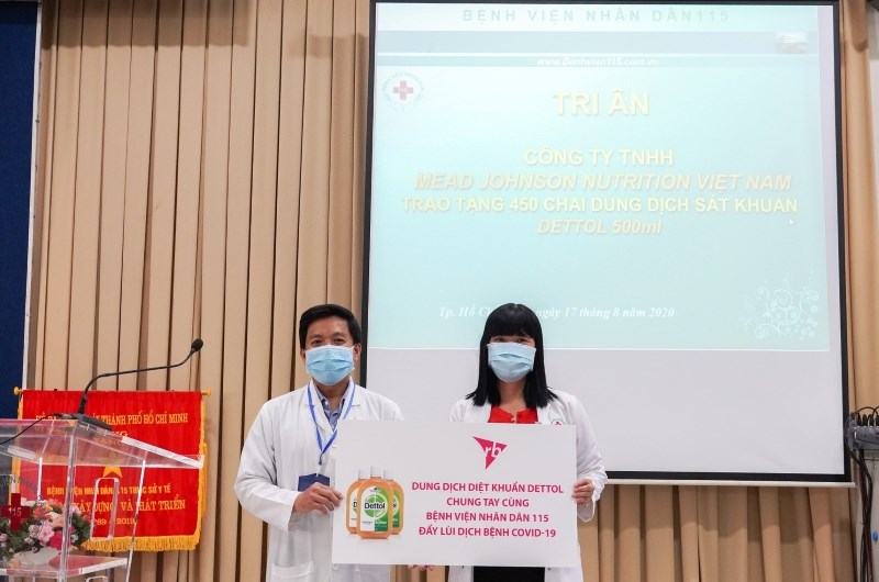 ThS BS CKII Trần Văn Sóng, Phó giám đốc BV Nhân dân 115 (trái) và bác sĩ Nguyễn Thị Tuyết Phượng, Trưởng Khoa Nội Tiêu hóa Gan trong buổi trao tặng dung dịch Dettol tại bệnh viện.