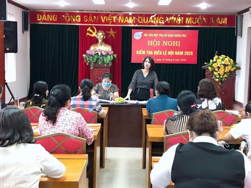 Đồng chí Nguyễn Lệ Hằng - Chủ tịch Hội LHPN quận Hoàng Mai phát biểu tại hội nghị
