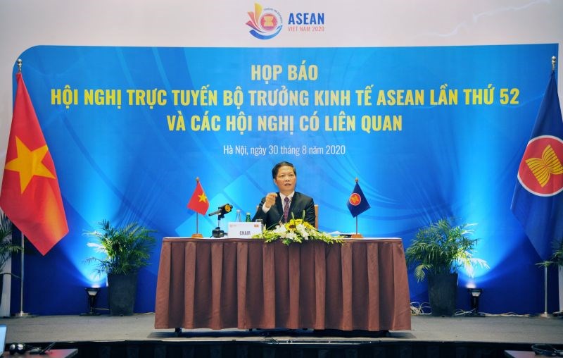 Bộ trưởng Cong Thương Trần Tuấn Anh chủ trì buổi họp báo sau khi kết thúc Hội nghị trực tuyến Bộ trưởng Kinh tế ASEAN lần thứ 52 và các hội nghị liên quan trong năm Việt Nam làm Chủ tịch ASEAN.