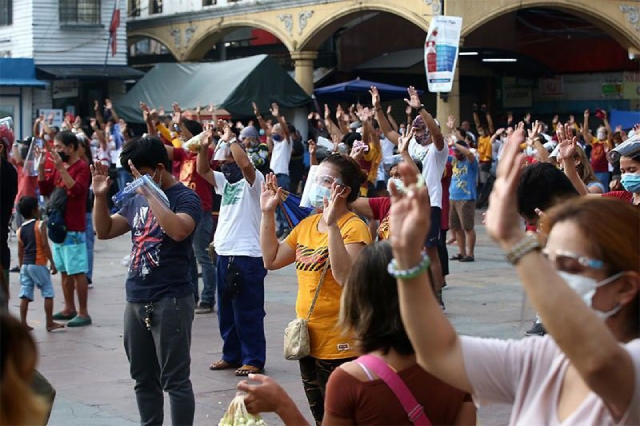 Người đi lễ tập thể dục tăng cường sức khoẻ ở Quiapo, Manila vào ngày 28/8.