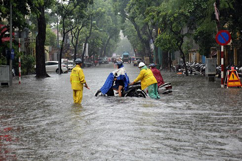 Nhiều đường phố Hà Nội đã thành sông sau cơn mưa lớn.